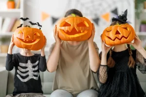 Lee más sobre el artículo Actividades para Halloween: ¡familia junta y escalofriante!